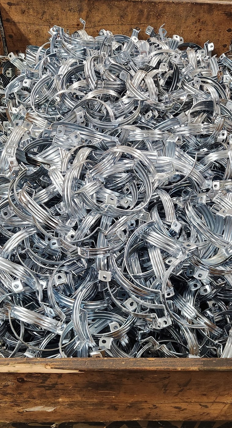 Obejmy metalowe po cynkowaniu bębnowym